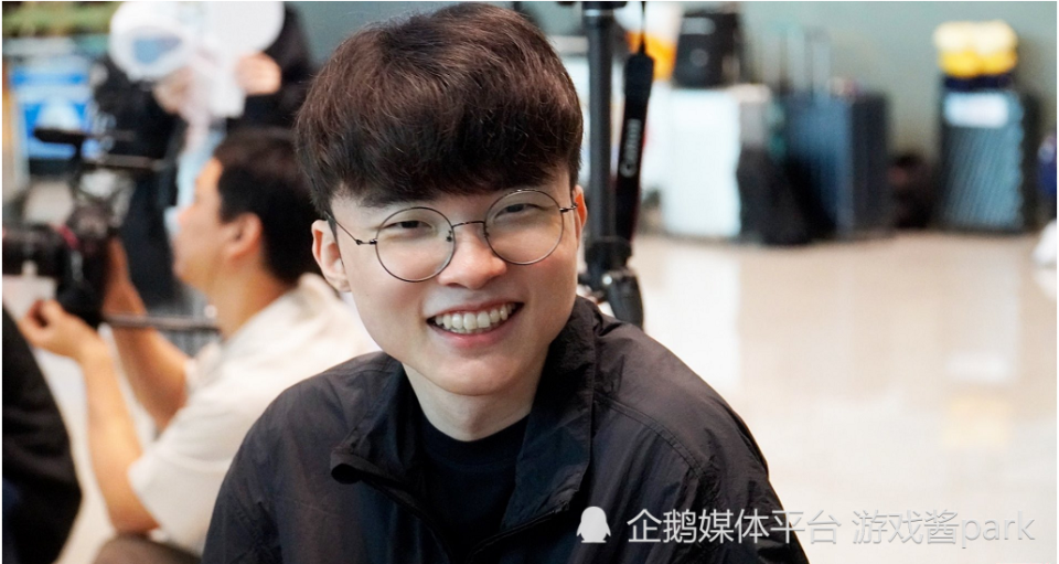 雷速-Faker在巴黎圣日耳曼比赛中险胜，险胜引发热议！赛场气氛高涨(巴黎圣日耳曼直播在线观看)