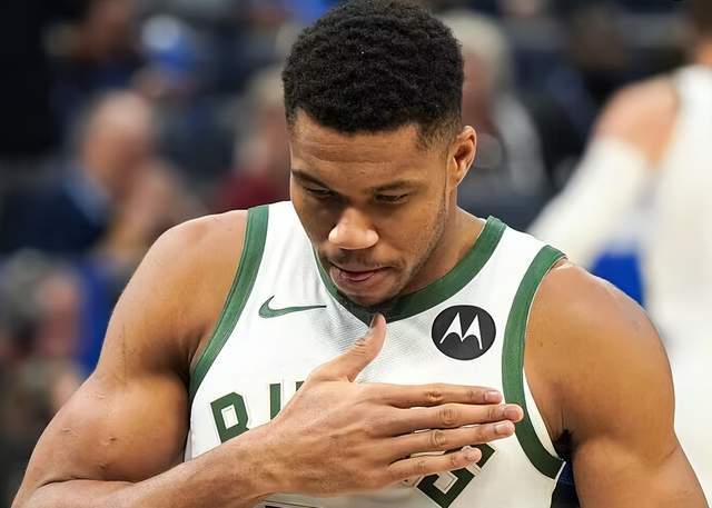 Leisu- 字母哥重返赛场，反败为胜首场状态出色，FPX观众沸腾！比赛高潮迭起