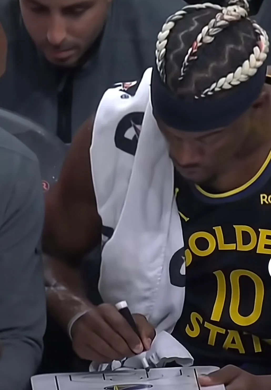 雷速-包含巴特勒意外战胜RNG，比赛规则变更引爆全场！观众掌声雷动的词条