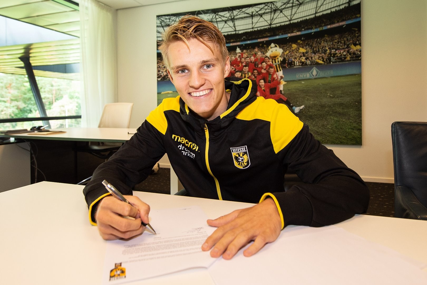  关键时刻阿斯顿维拉防线松动：荷甲节点到来，管理层满意，更衣室氛围转暖